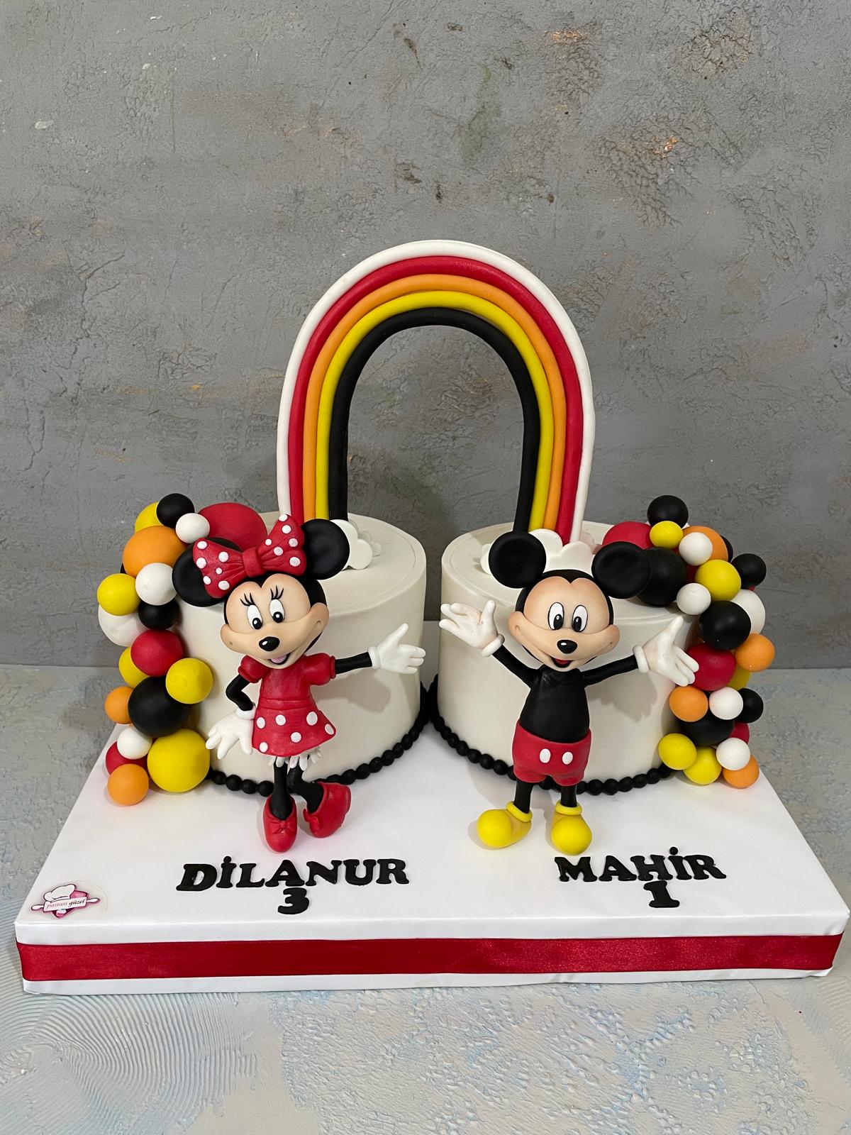 Mickey ve Minnie Mouse figürleri ve gökkuşağıyla süslü iki katlı çocuk doğum günü pastası