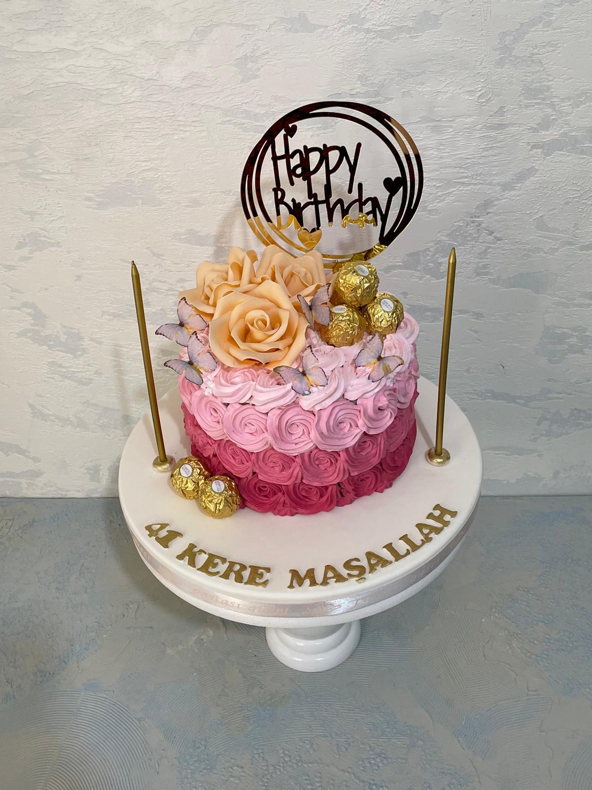 Pembe ombre güllü, şeker hamuru güller ve altın detaylı doğum günü pastası