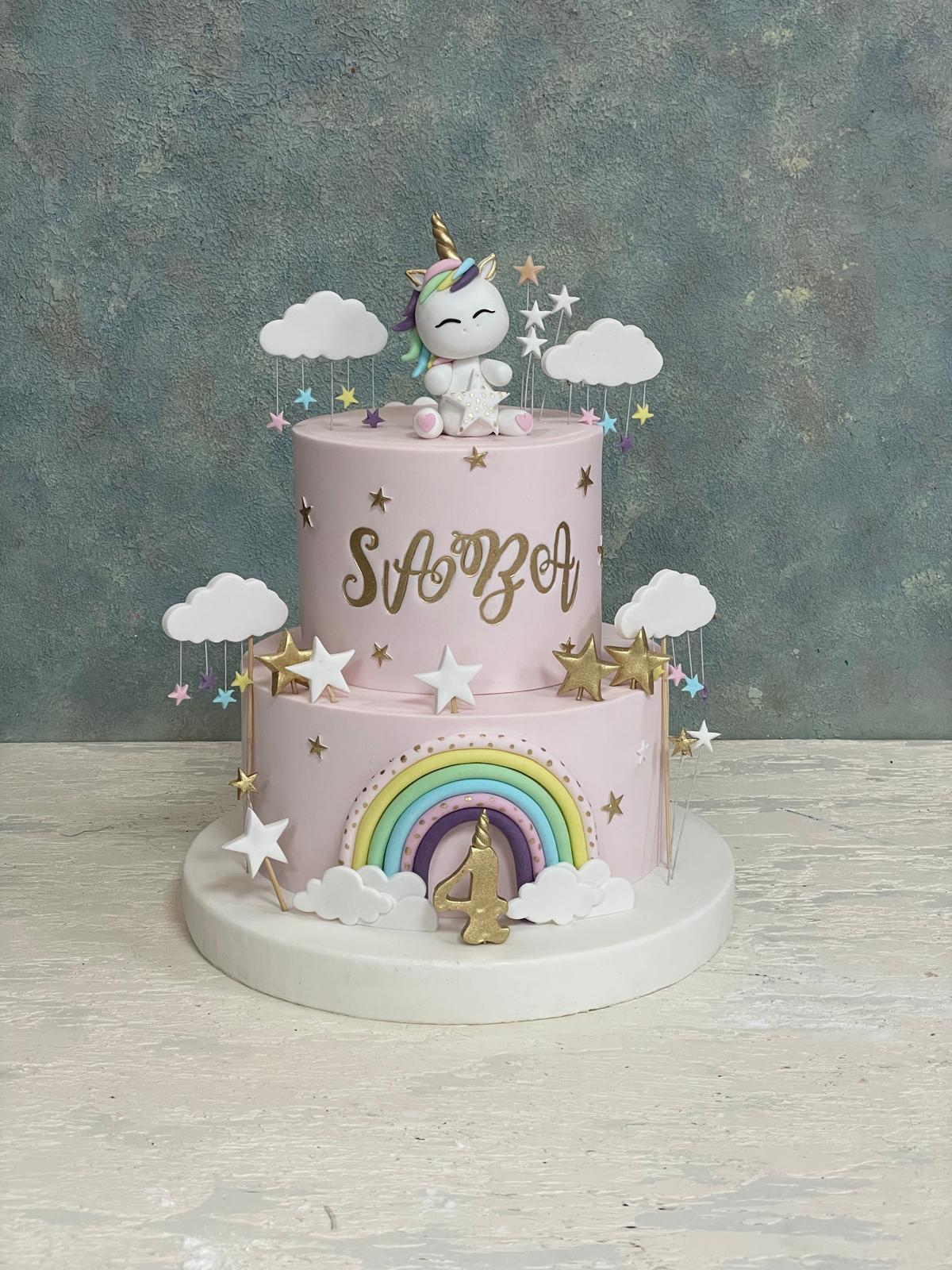 Unicorn figürlü, gökkuşağı ve bulutlu iki katlı pembe pastel doğum günü pastası
