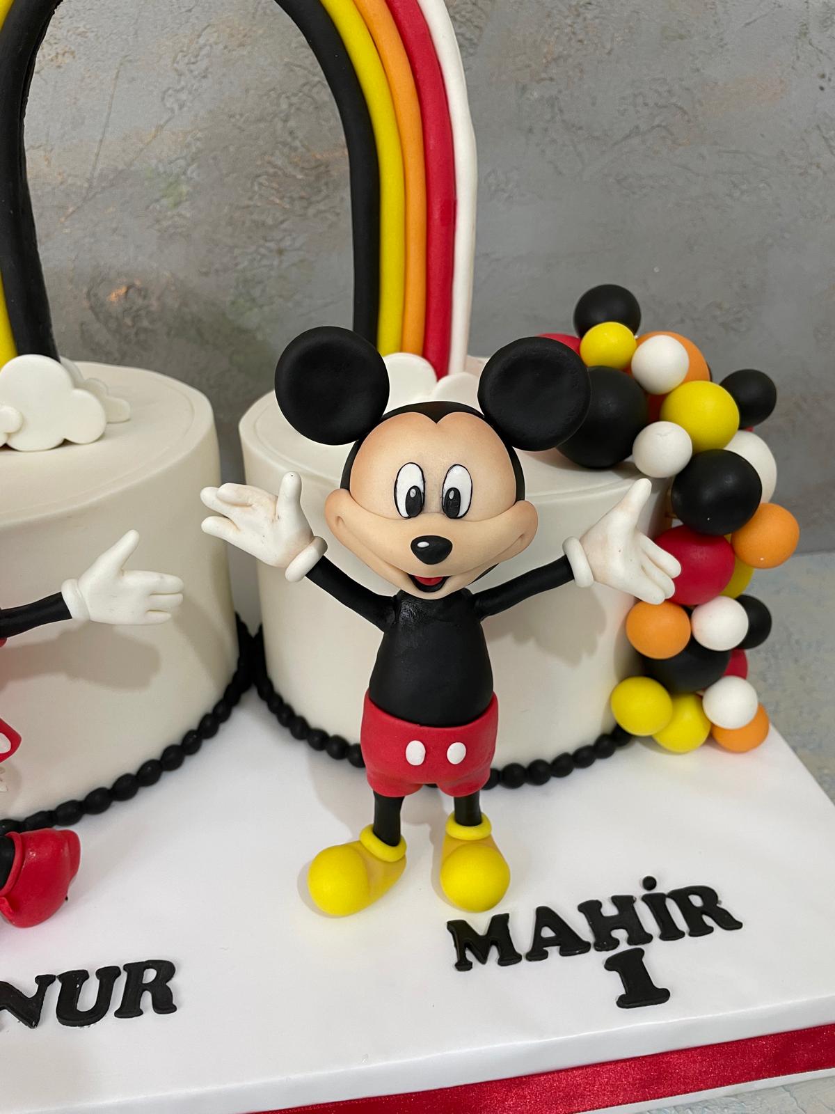 Şeker hamurundan elle şekillendirilmiş Mickey Mouse figürü, yakın detay